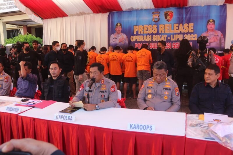 Kapolda Sulsel Irjen Pol Drs. Nana Sudjana AS, M.M didampingi Pejabat Utama Polda Sulsel gelar Press Release hasil Operasi SIKAT LIPU 2022 di Mapolda Sulsel, Kamis (01/09/2022).