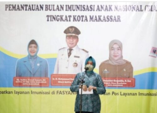 Ketua TP PKK Kota Makassar, Indira Jusuf Ismail, memantau jalannya Imunisasi di TK Katolik Rajawali, Jalan Arif Rate, Kamis (09/06/2022).
