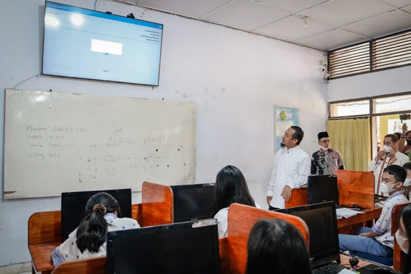 Gubernur Sulsel, Andi Sudirman meninjau proses pembelajaran Smart School di SMA Negeri 5 Tana Toraja, Makale, Kamis (01/09/2022).