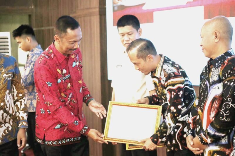 Wakil Bupati Wajo menyerahkan piahgam penghargaan kepada Kadis Kominfotik Wajo Dwi Apryanto yang berhasil meraih penghargaan Kepala Perangkat Daerah Berkinerja Terbaik I Tahun 2022 bersama Kepala Dinas Pekerjaan Umum dan Penataan Ruang, Andi Pameneri. Keduanya punya perolehan poin sama.