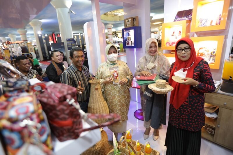 Ketua Dekranasda Kota Makassar, Indira Jusuf Ismail, launching galeri UMKM binaan Dinas Koperasi dan UMKM Kota Makassar, di Trans Studio Mall, Jumat (02/09/2022).