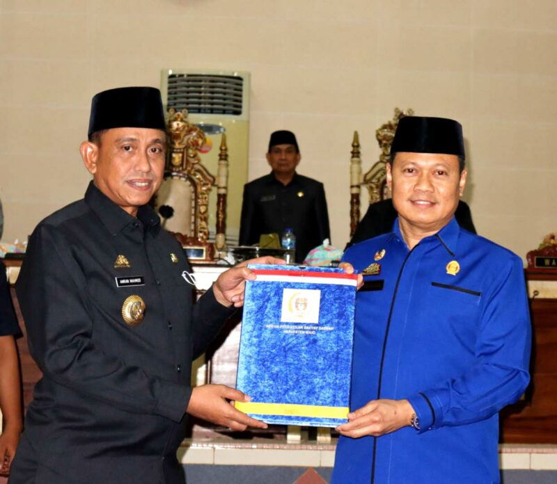 Ketua DPRD Wajo HA. Alauddin Palaguna menyerahkan Berita acara persetujuan bersama Atas Ranperda APBD-P Tahun 2022 kepada Bupati Wajo H. Amran Mahmud, Jumat 02/08/2022 malam.
