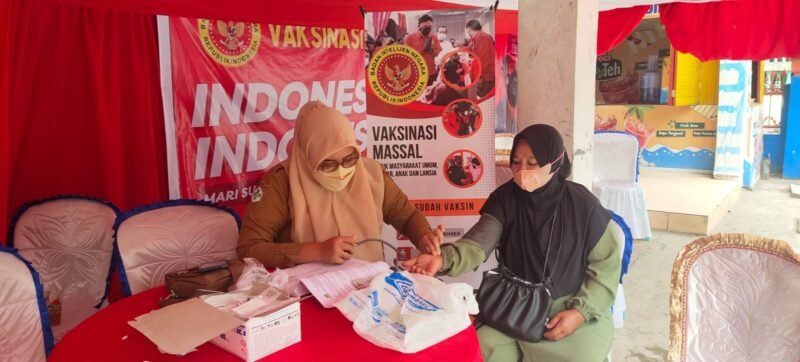 Binda Sulsel bekerjasama dengan dinkes setempat, menggelar vaksinasi massal di Kompleks Pasar Cempa, Selasa 6 September 2022.