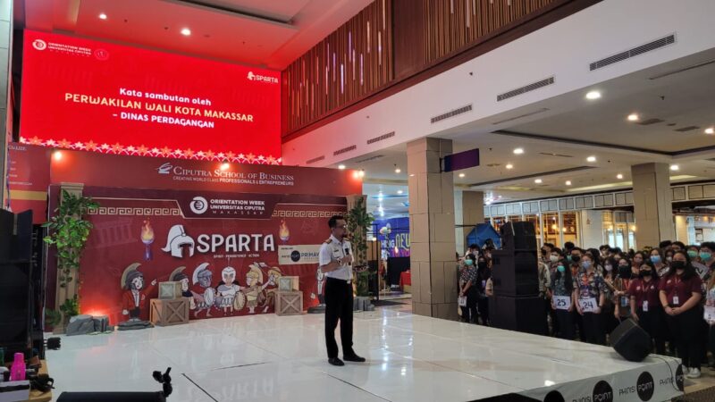 Kepala Dinas Perdagangan (Disdag) Kota Makassar, Arlin Ariesta membuka orientasi week yang digelar Mahasiswa STIE Ciputra di Phinisi Point Hotel, Jalan Metro Tanjung Bunga Makassar, Rabu (07/09/2022).