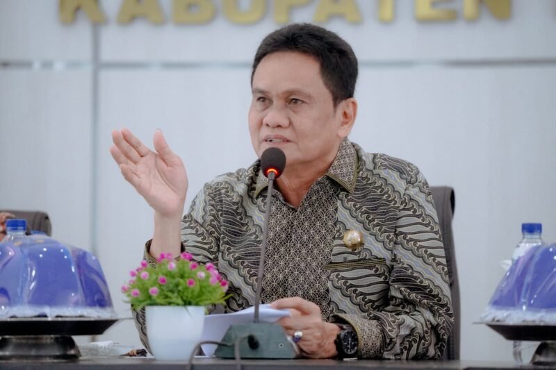 Bupati Barru, Ir. H. Suardi Saleh, M.Si saat memimpin Rapat evaluasi persiapan penilaian Adipura di Aula Kantor Bappelitbangda, Jumat (9/9/2022).