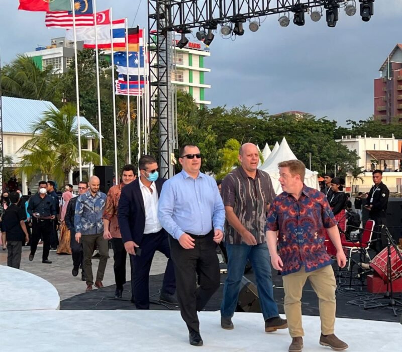 Wisatawan Asing berbagai negara kunjungi Makassar F8 di Anjungan Pantai Losari, Sabtu (10/09/2022).