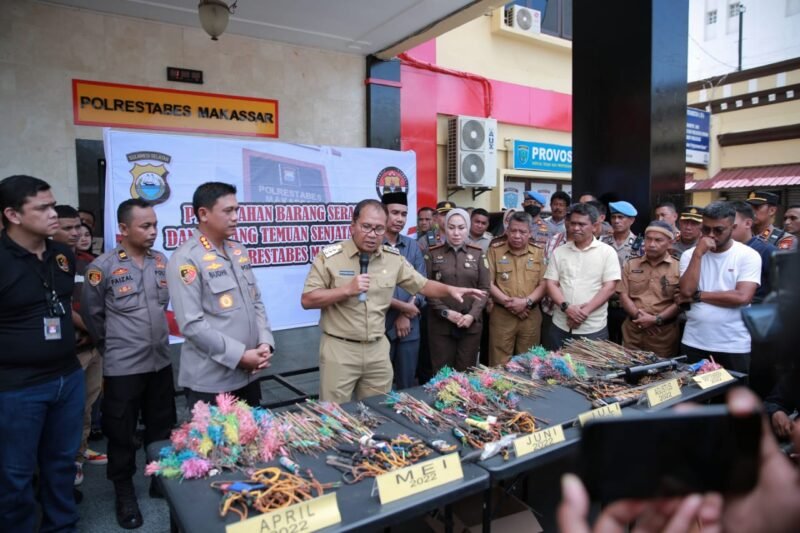 Wali Kota Makassar, Danny Pomanto hadiri pemusnahan Senjata Tajam (Sajam) sebanyak 940 buah di Lapangan Apel Polrestabes Makassar, Selasa (13/09/2022).