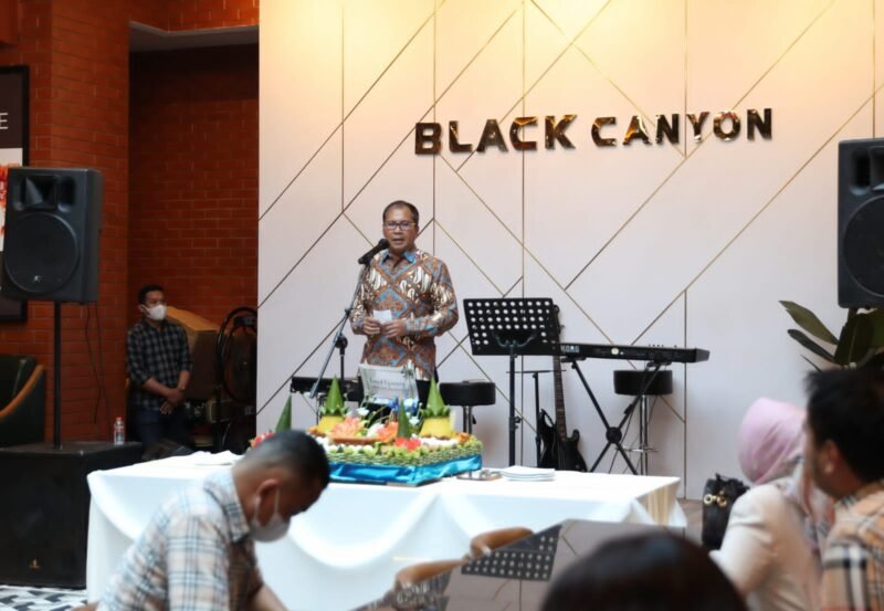 Wali Kota Makassar,  Danny Pomanto bawakan sambutan di   grand opening Black Canyon Coffee Hertasning, Minggu (18/09/2022).
