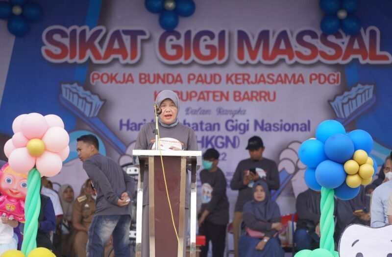Bunda PAUD Kabupaten Barru, drg. Hj. Hasnah Syam, MARS memverikan samburan