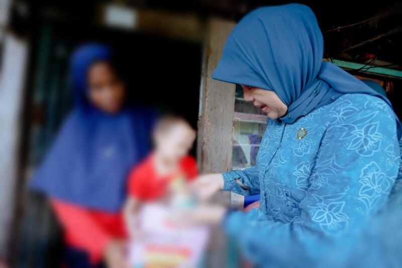 Ketua PKK Barru, drg. Hj. Hasnah Syam, MARS., kunjungi Anisa anak penderita Down Sindrom di Takkalasi
