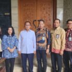 Wali Kota Makassar, Danny Pomanto menerima kunjungan Kepala Cabang Ketenagakerjaan Makassar, Hendrayanto dikediamannya, Jalan Amirullah, Jumat (30/09/2022).