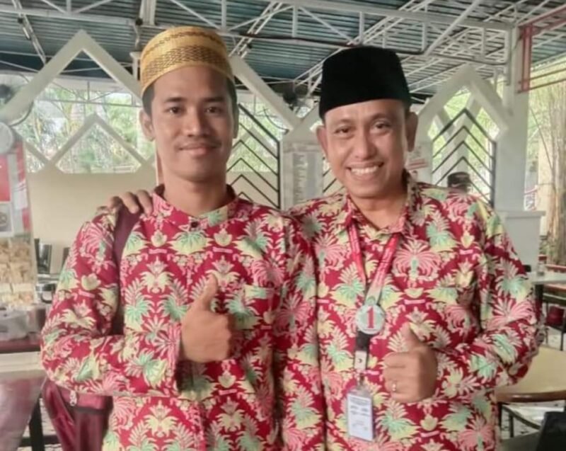Mahasiswa program pembelajaran khusus Berbasis Tokoh Agama Desa (BTAD) Institut Agama Islam (IAI) As'adiyah Sengkang Erfidin berpose bersama Bupati Wajo H. Amran Mahmud.