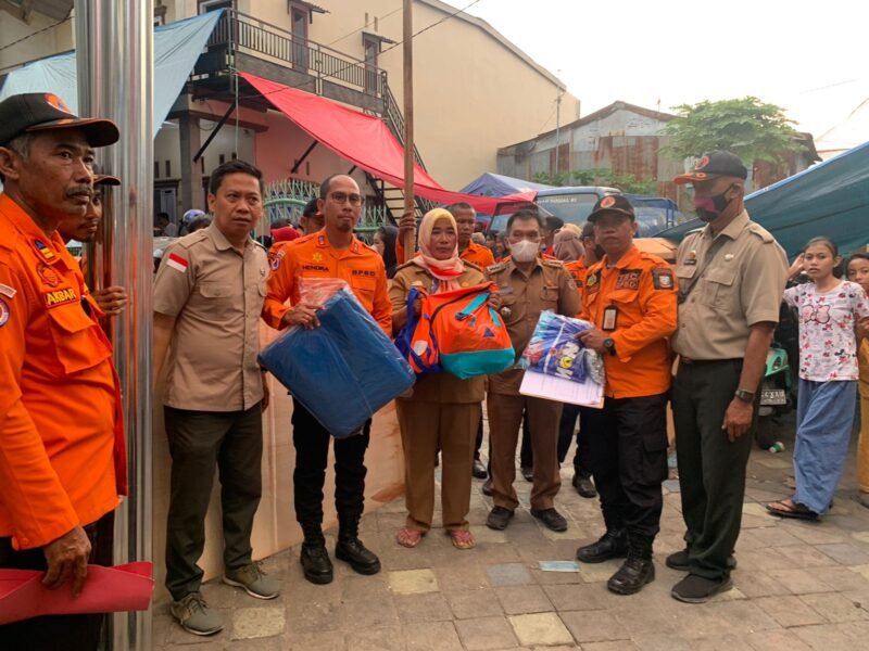 Pemkot Makassar melalui BPBD menyalurkan bantuan logistik dan material untuk korban kebakaran di Kelurahan Rappokalling, Selasa (27/09/2022).