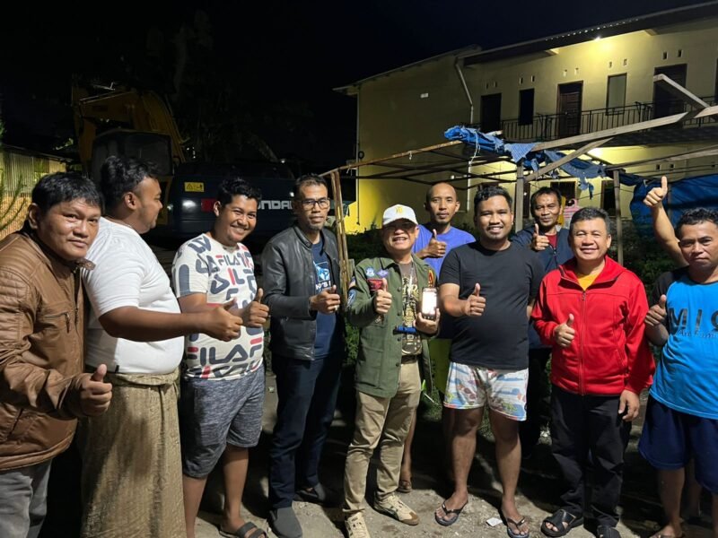 Direktur Utama PDAM Kota Makassar, Beni Iskandar temui pengadu yang viral di Media Sosial pada malam hari, Selasa (27/09/2022).