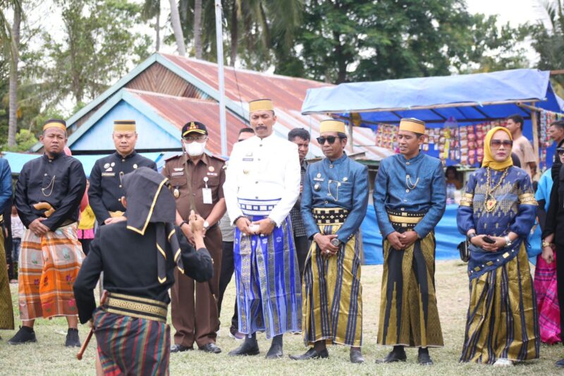 Wakil Bupati Wajo H. Amran SE bersama Ketua DPRD Wajo HA. Alauddin Palagunan dan Forkopimda Wajo menghadiri Pekan Budaya Tosora yang dipusatkan di Lapangan Bentengpola, Desa Tosora, Kecamatan Majauleng, Kamis (22/9/2022).