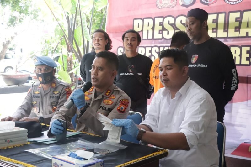 Kapolres Wajo, AKBP Fachtur Rahman didampingi Kasat Reskrim Polres Wajo AKP Teodorus lcheal Setiawan  saat menggelar Press Release terkait dengan pengungkapan kasus pemerasan melalui medsos di Mapolres Wajo Senin, 12/09/2022.--Foto: Humas Polres Wajo--