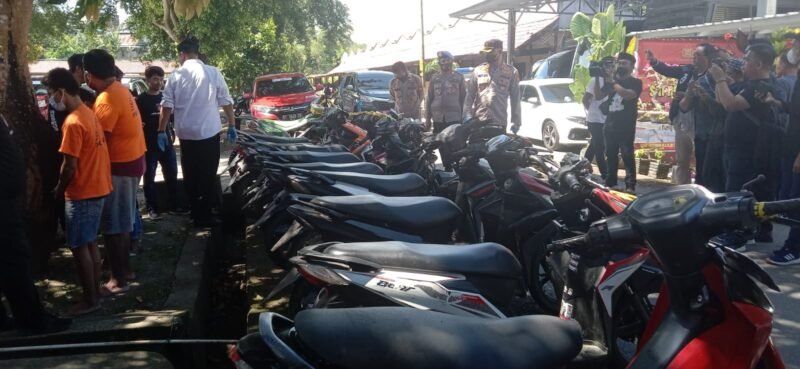 Kapolres Wajo, AKBP Fachtur Rahman didampingi Kasat Reskrim Polres Wajo AKP Teodorus lcheal Setiawan  memperlihatkan BB 10 unit motor kepada wartawan saat menggelar Press Release terkait dengan pengungkapan kasus Curanmor, di Mapolres Wajo Senin, 12/09/2022.--Foto: Hamzah--