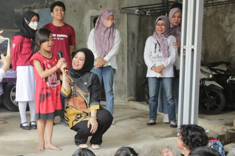 Wakil Wali Kota Makassar, Fatmawati Rusdi memberikan semangat bagi anak-anak korban kebakaran Rappokalling, Jumat (30/09/2022).