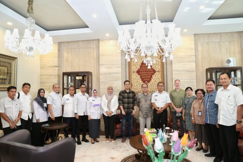 Wali Kota Makassar, Danny Pomanto menerima kunjungan USAID - IUWASH Tangguh di Kediaman pribadinya, Jalan Amirullah Makassar, Rabu (14/09/2022).