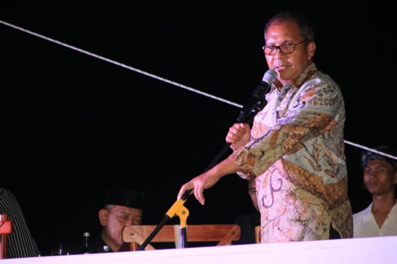 Wali Kota Makassar,  Danny Pomanto memberikan sambutan pada seremoni pembukaan Festival Pinisi di PPI Tanah Beru, Kecamatan Bonto Bahari, Bulukumba, Rabu (14/09/2022) malam.