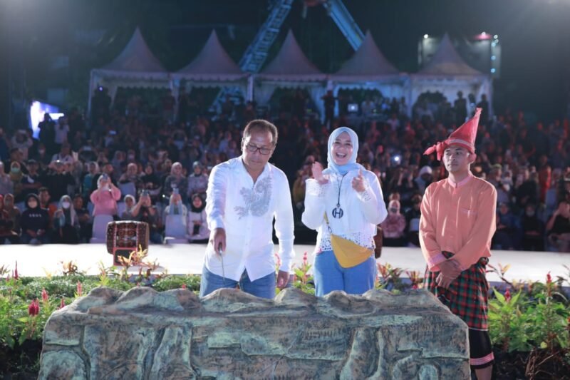 Penutupan secara resmi dilakukan oleh Wali Kota Makassar, Danny Pomanto didampingi Wakil Wali Kota Makassar, Fatmawati Rusdi ditandai dengan pencabutan Badik di panggung utama Makassar F8, Minggu (11/09/2022) malam.