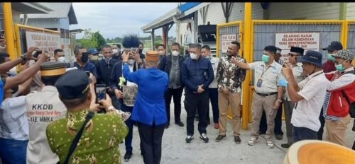 Bupati Barru, Ir. H. Suardi Saleh, disambut dengan tarian Waututu dan pemasangan Upaota dan Noken oleh ketua DPW KKDB Papua.