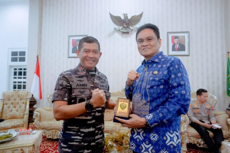 Bupati Barru, Ir. H. Suardi Saleh, M.Si., menerima kunjungan kerja (Kunker) Danlantamal VI, Brigjen TNI Mar. Amir Kasman, S.E,M.M., di Rujab Bupati Barru, pada Kamis (20/10/2022).