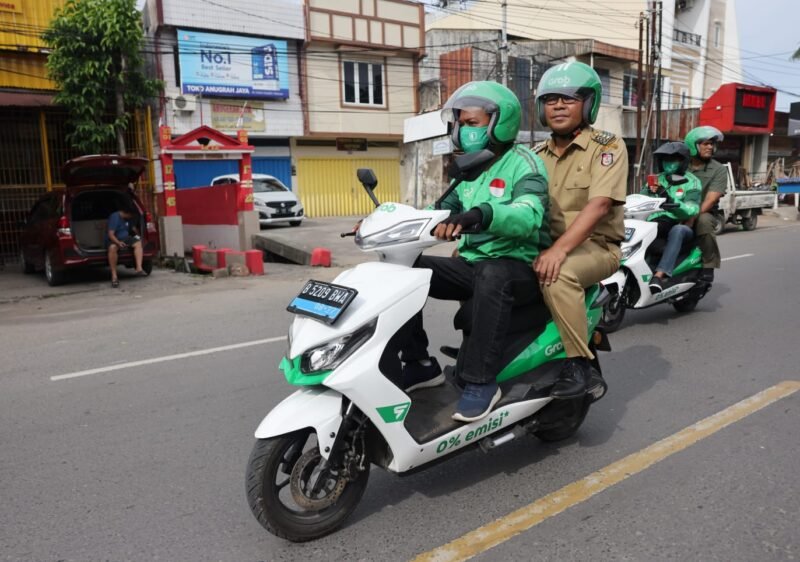 Wali Kota Makassar, Danny Pomanto gunakan Ojek Online Grab menuju Kantor Dinas Kependudukan dan Catatan Sipil (Dukcapil) Makassar di Jalan Teduh Bersinar, Selasa (25/10/2022).