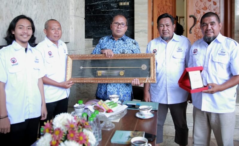 Wali Kota Makassar, Danny Pomanto terima kunjungan Perkumpulan Panahan Berkuda Indonesia (KPBI) Celebes bahas Final 16 besar Hedef dan Festival seni memanah tradisional di Kediaman pribadinya Jalan Amirullah, Senin (17/10/2202).