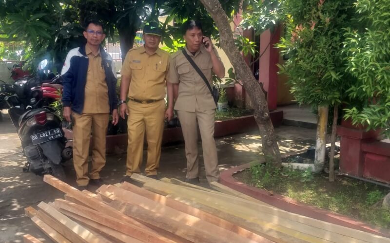Dinas Perumahan dan Kawasan Permukiman (Disperkim) Kota Makassar menyerahkan bantuan material bahan bangunan kepada korban angin puting beliung di Kelurahan Barombong Kecamatan Tamalate, Selasa (18/10/2022).