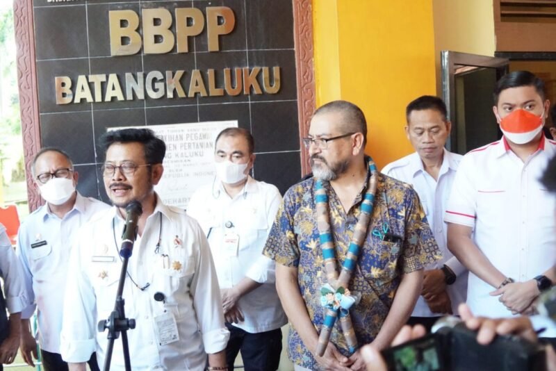 Bupati Gowa, Adnan Purichta Ichsan mendampingi Menteri Pertanian RI, Syahrul Yasin Limpo membuka Literasi Keuangan Bagi Perwakilan Rumah Tangga Petani Program Rural Empowerment and Agricultural Development and Development Scaling-up Initiative (Readsi) di Kantor BBPP Batangkaluku, Sabtu (20/08/2022).