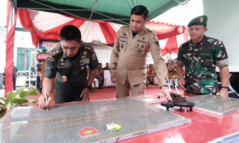 Bupati Gowa, Adnan Purichta Ichsan mendampingi Pangdam XIV Hasanuddin, Andi Muhammad meresmikan Kantor Koramil 1409-08 Bontonompo, Kodim 1409 Gowa baru ditandai dengan penandatanganan prasasti, Senin (22/08/2022).