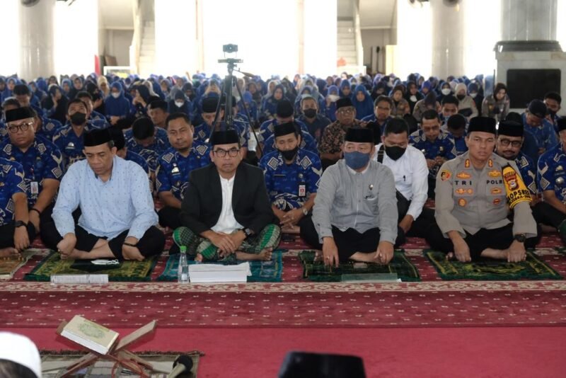 Pemerintah dan Masyarakat Kabupaten Gowa turut prihatin atas tragedi yang terjadi di Stadion Kanjuruhan Malang, Jawa Timur sebagai bentuk kepedulian, Pemkab Gowa menggelar Zikir dan Doa bersama yang dirangkai dengan pencerahan Qalbu Jumat Ibadah di Masjid Agung Syekh Yusuf, Jumat (07/10/2022).