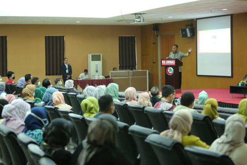 Wali Kota Makassar, Danny Pomanto membuka seminar yang diselenggarakan IDI Cabang Makassar di Auditorium Rumah Sakit Universitas Hasanuddin, Sabtu (01/10/2022).