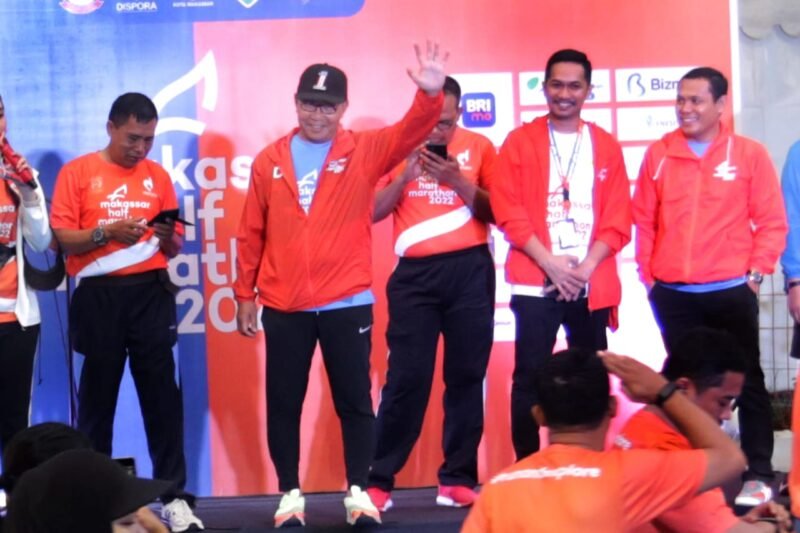 Wali Kota Makassar, Danny Pomanto didampingi Kadispora Makassar, Andi Pattiware melepas peserta Makassar Half Marathon 2022 di Jalan Penghibur, Minggu (02/10/2022).