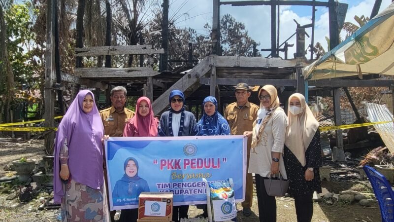 Tim PKK Barru Peduli yang dipimpin langsung oleh drg. Hj. Hasnah Syam, MARS., mengunjungi korban kebakaran bernama Ade Ilma, warga Dusun Lapao, Desa Nepo, Kecamatan Mallusetasi, Kabupaten Barru, pada Selasa pagi (4/10/2022).