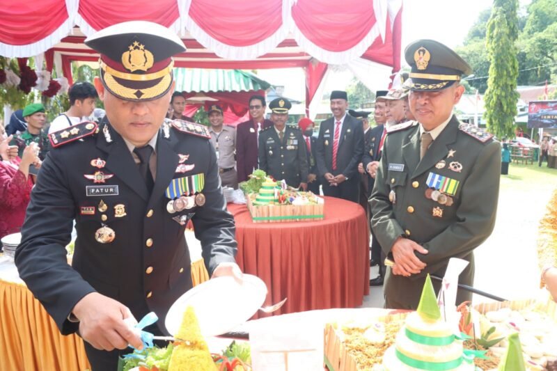 Kapolres Wajo AKBP Fatchur Rachman memotong tumpe di HUT TNI ke 77 tingkat kabupaten Wajo di Kodim 1406 Wajo Rabu, Rabu 05/10/2022.