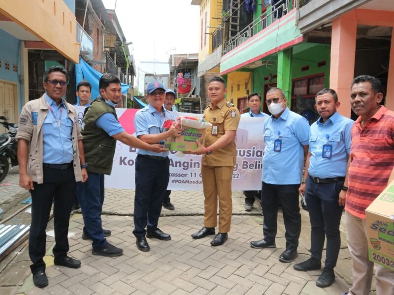 Dirut PDAM Makassar, Beni Iskandar beserta jajaran menyerahkan bantuan kepada korban angin puting beliung yang diwakili oleh Lurah Maccini Sombala, Selasa (11/10/2022).