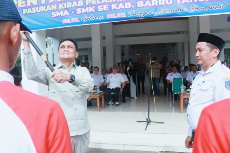 Bupati Barru Ir. H. Suardi Saleh, M.Si., menyerahkan Kirab Pelajar Andalan