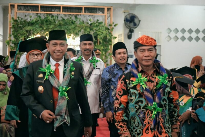 Bupati Wajo Amran Mahmud bersama Wakil Bupati Wajo Amran dan Gubernur Kaltara Zainal Arifin menghadiri Rapat Senat Terbuka Luar Biasa dalam rangka Wisuda Multistrata (S1 dan S2) serta milad ke-58 IAI As'adiyah Sengkang yang digelar di Gedung Assa'adah, Sengkang, Rabu (12/10/2022).