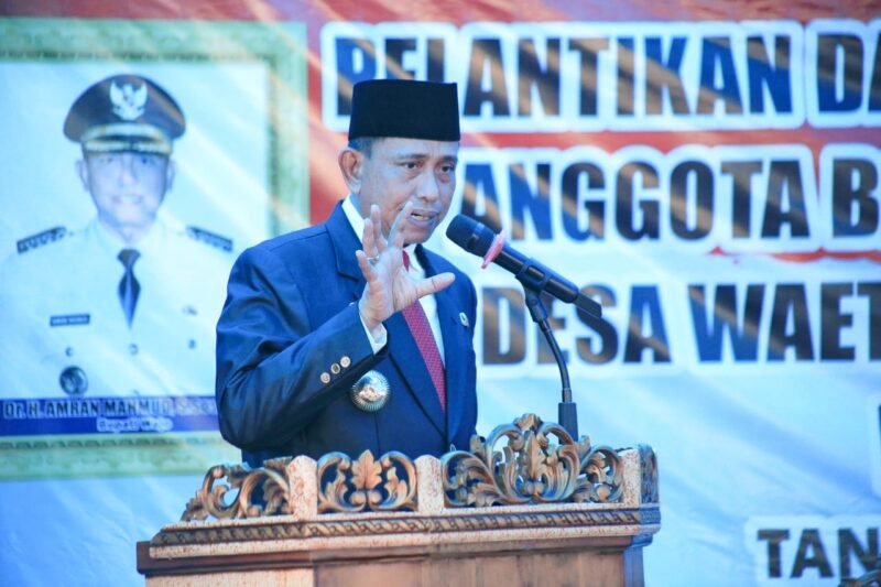 Bupati Wajo H. Amran Mahmud memberikan sambutan usai melantik dan mengambil sumpah anggota BPD Desa Waetuwo dan Desa Wewangrewu Kecamatan Tanasitolo periode 2022-2028 di  Kawasan Agrowisata Pertanian Terpadu Desa Wewangrewu, Rabu (12/10/2022).