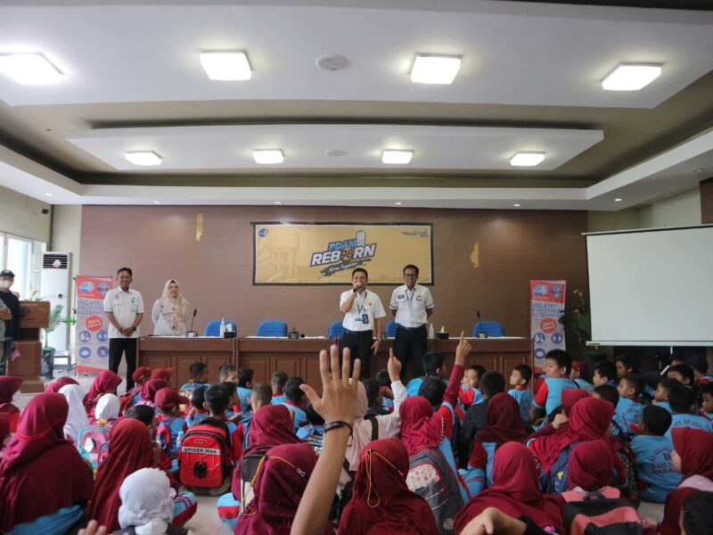 Direktur Utama PDAM Kota Makassar, Beni Iskandar Berikan edukasi tentang hemat air kepada pelajar Sekolah Dasar Negeri Galangan Kapal 2 di Kantor Pusat PDAM Kota Makassar Jalan Dr. Ratulangi, Rabu (12/10/2022).