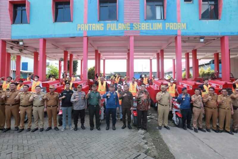 Wali Kota Makassar, Danny Pomanto serahkan 53 unit Pemadam Kebakaran Motor (Damtor) kepada 15 Camat se-Kota Makassar, di Mako Damkar Kota Makassar, Kamis (13/10/2022).