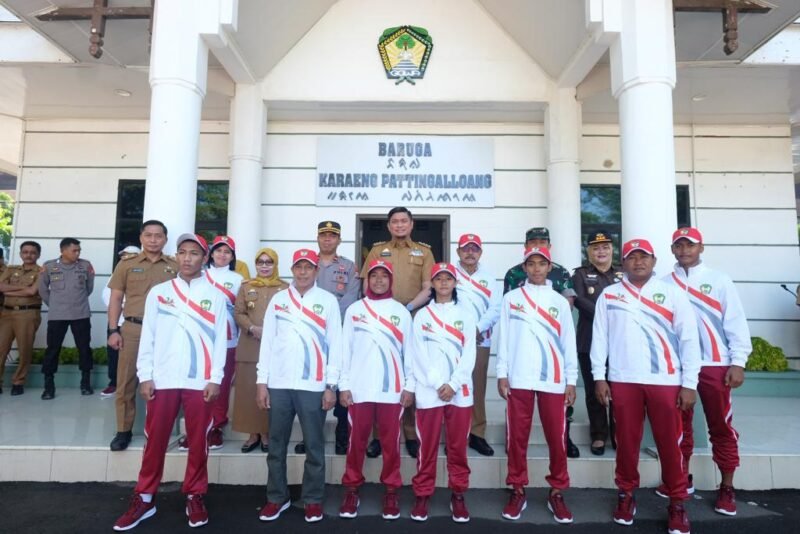 Bupati Gowa, Adnan Purichta Ichsan melepas secara resmi Kontingen Kabupaten Gowa di Lapangan Upacara Kantor Bupati Gowa, Senin (17/10/2022).