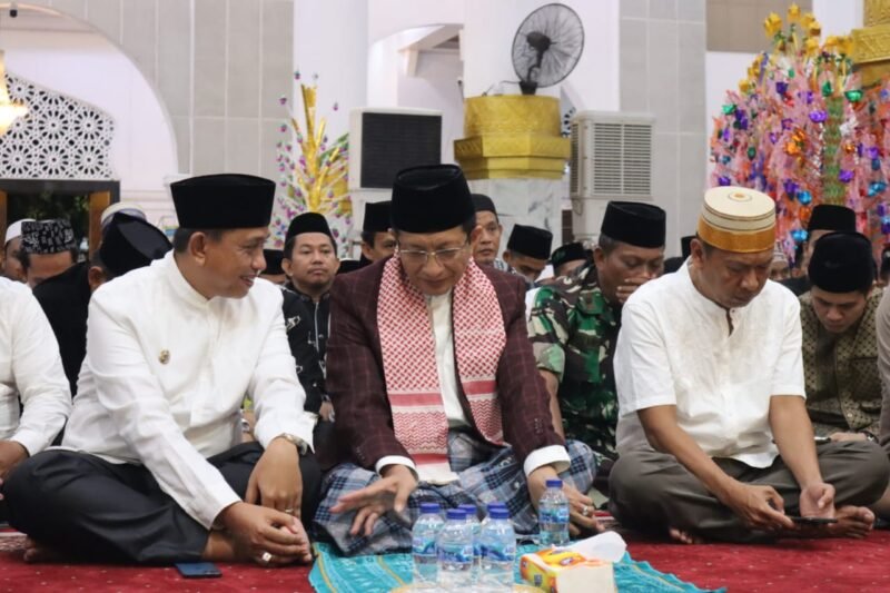 Bupati Wajo H. Amran Mahmud bersama Imam Masjid Besar Istiqlal Jakarta, AG. Prof Dr Nasaruddin Umar saat menghadiri Maulid Nabi Muhammad SAW di Masjid Agung Ummmul Quraa Sengkang Selasa, 18/10/2022 malam.