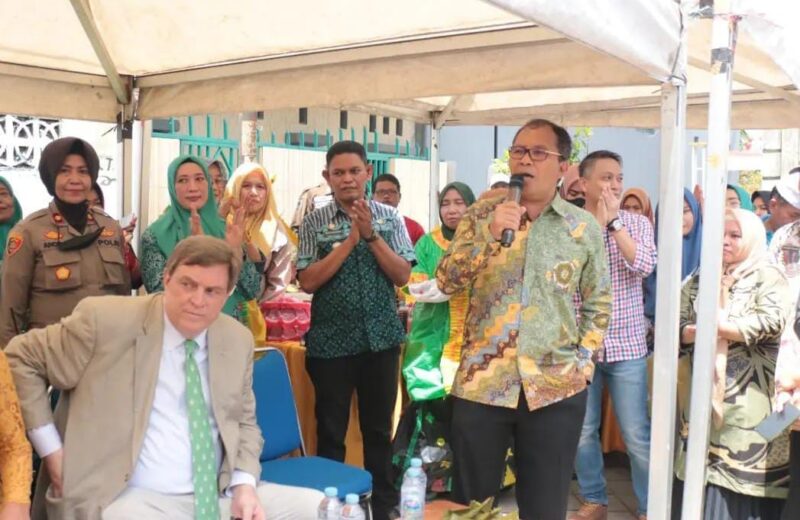 Wali Kota Makassar, Danny Pomanto mengunjungi Longwis Milan membawa serta tamu dari Belgia dan Amerika Serikat di Kelurahan Totaka, Kecamatan Tallo, Kamis (20/10/2022).