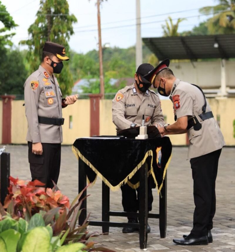 Sertijab dipimpin langsung oleh Kapolres Barru AKBP. Yudha Wirajati, S.I.K. M.H., dan dihadiri Seluruh Pejabat Utama Polres Barru dan personel Polres Barru.