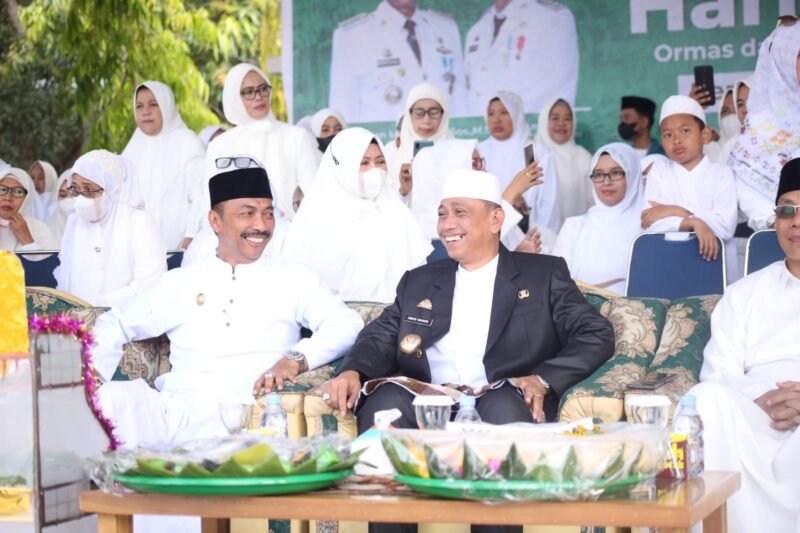 Bupati Wajo H. Amran Mahmud dan Wakil Bupati Wajo H. Amran menghadiri Hari Santri Nasional tingkat Kabupaten Wajo di Lapangan Merdeka Sengkang, Sabtu 22/10/2022.