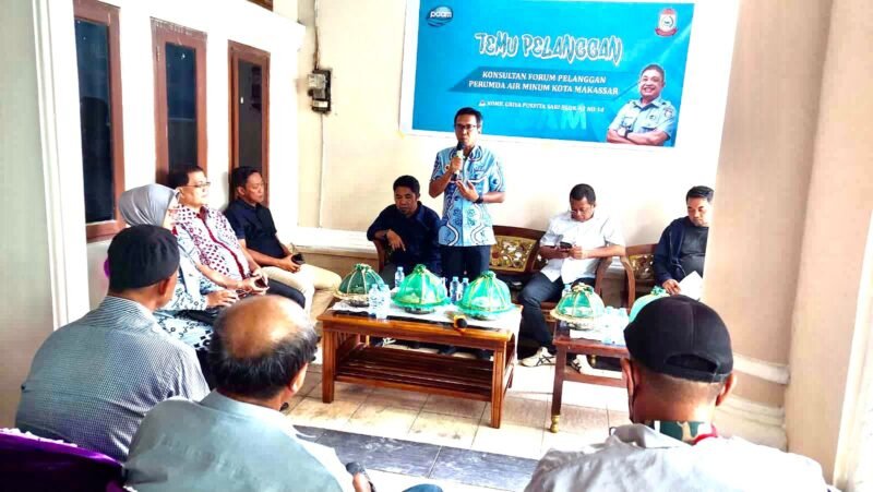 Kabag Humas PDAM Kota Makassar, Idris Tahir mewakili Direksi menghadiri silaturahmi di Kelurahan Borong, Kecamatan Manggala, Kamis (27/10/2022).