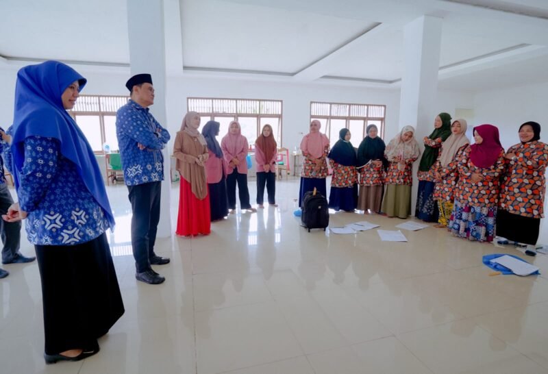 Bupati Barru Ir. Suardi Saleh, M.Si., didampingi staf ahli dan beberapa kepala OPD melakukan Inspeksi Mendadak (Sidak)  ke Kantor Dinas Tenaga Kerja Barru